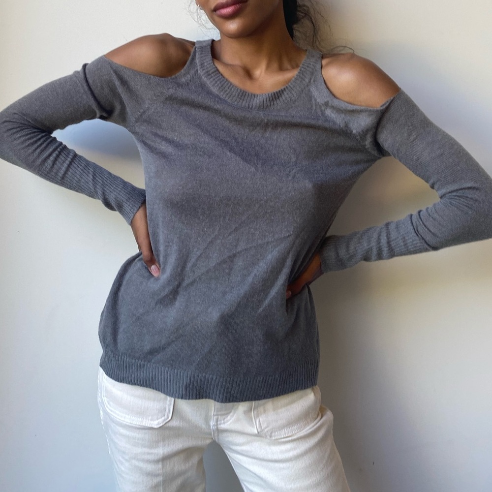 Article Cold Shoulder Top